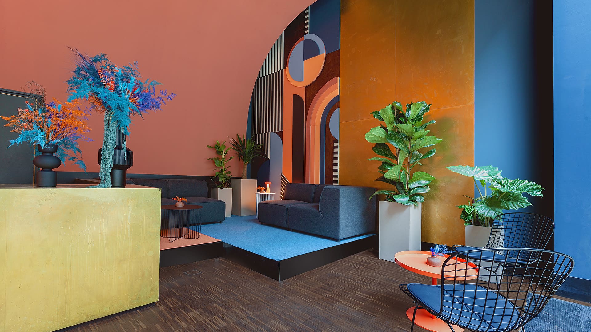 Ayoka Space in Berlin-Mitte: farbenfroher Lounge-Bereich mit Rundbogen und Pflanzen