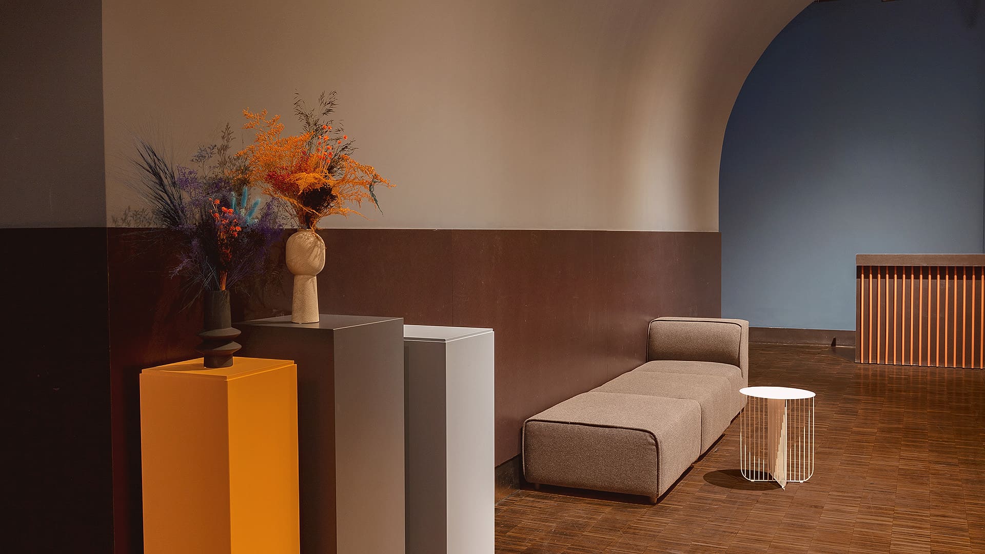 Ayoka Space: Lounge-Ecke mit Trockenblumen und Sitzgelegenheiten