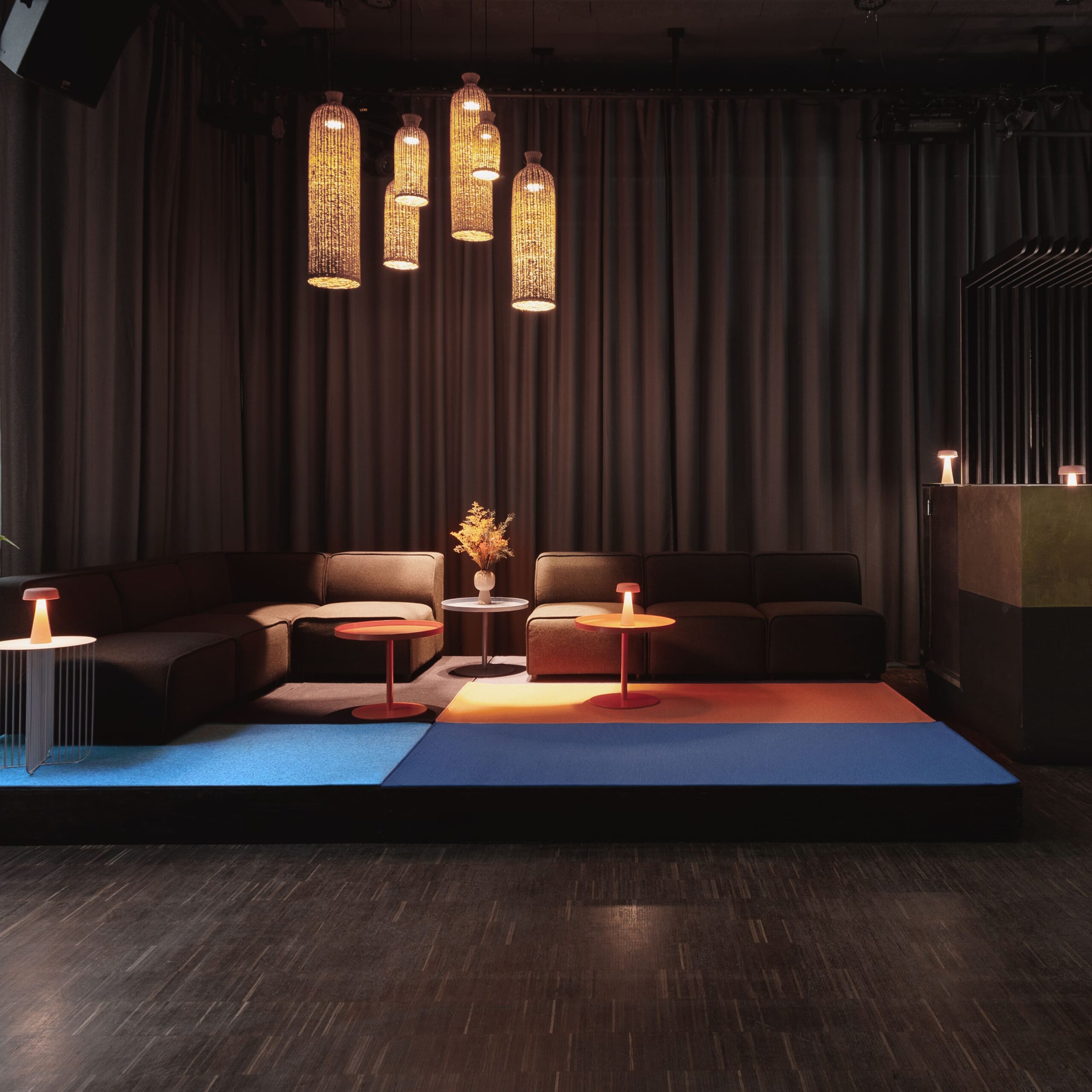 Ayoka Space: abendliche Lounge mit warmen Hängeleuchten